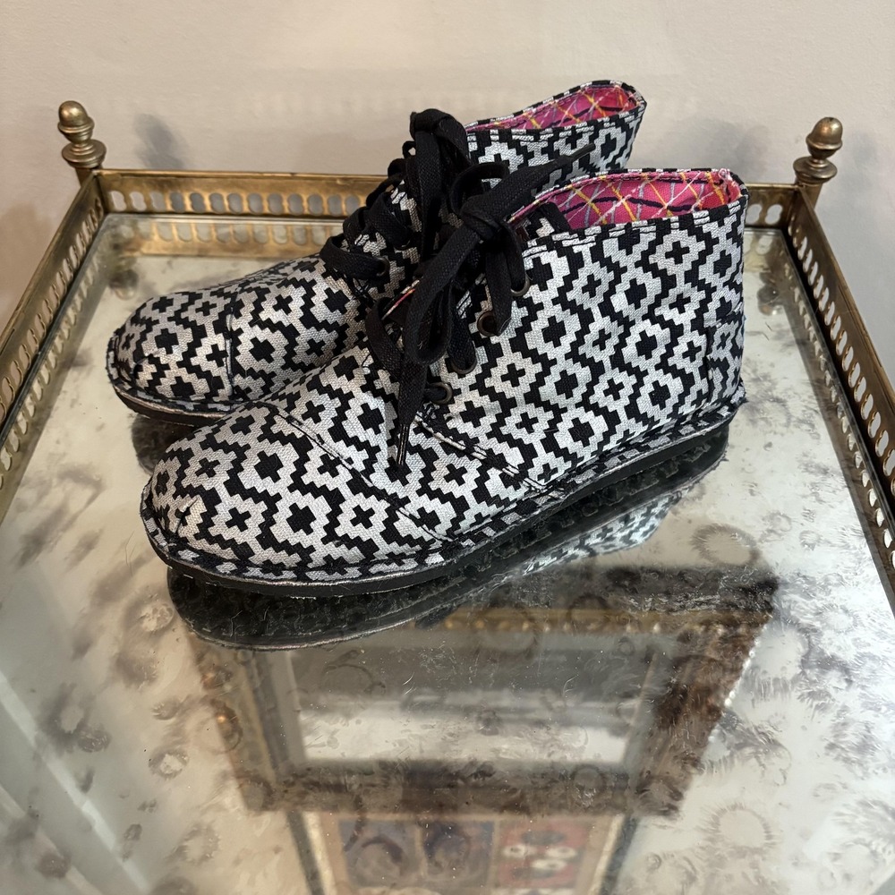 TOMS‎ Boots Womens Size 6.5 Black White Chukka Canvas Lace Up Geometric Aztec